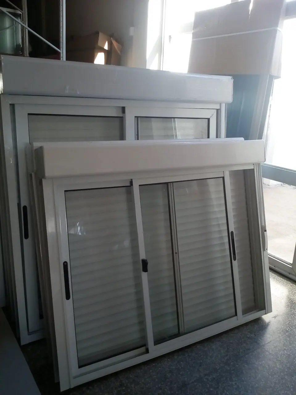 Ventana corrediza de aluminio blanco con la persiana integrada