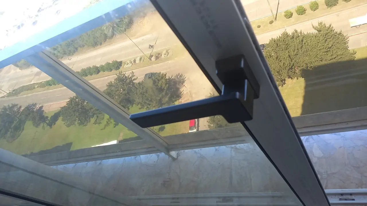 Detalle de la manija de una ventana de aluminio
