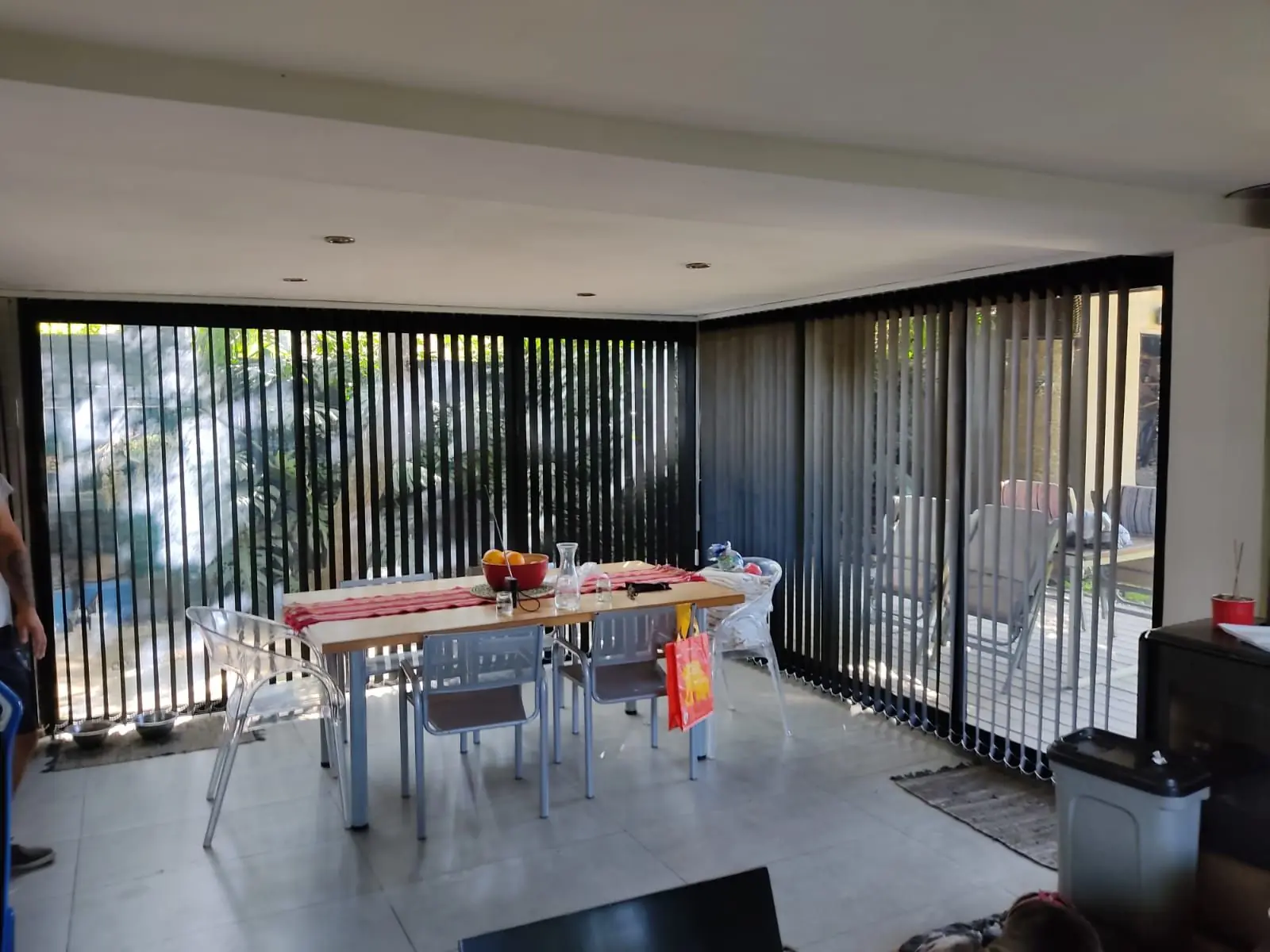 Comedor con bandas verticales claras en el ventanal