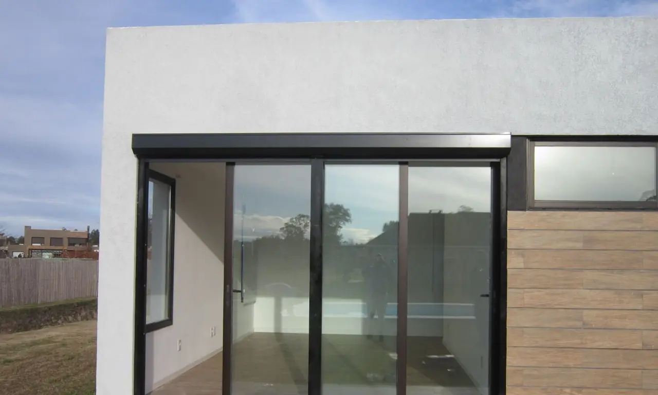Cortina de enrollar de aluminio en la puerta ventana de una casa nueva