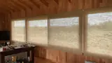Cortina roller de tela screen texturada en un ambiente revestido en madera