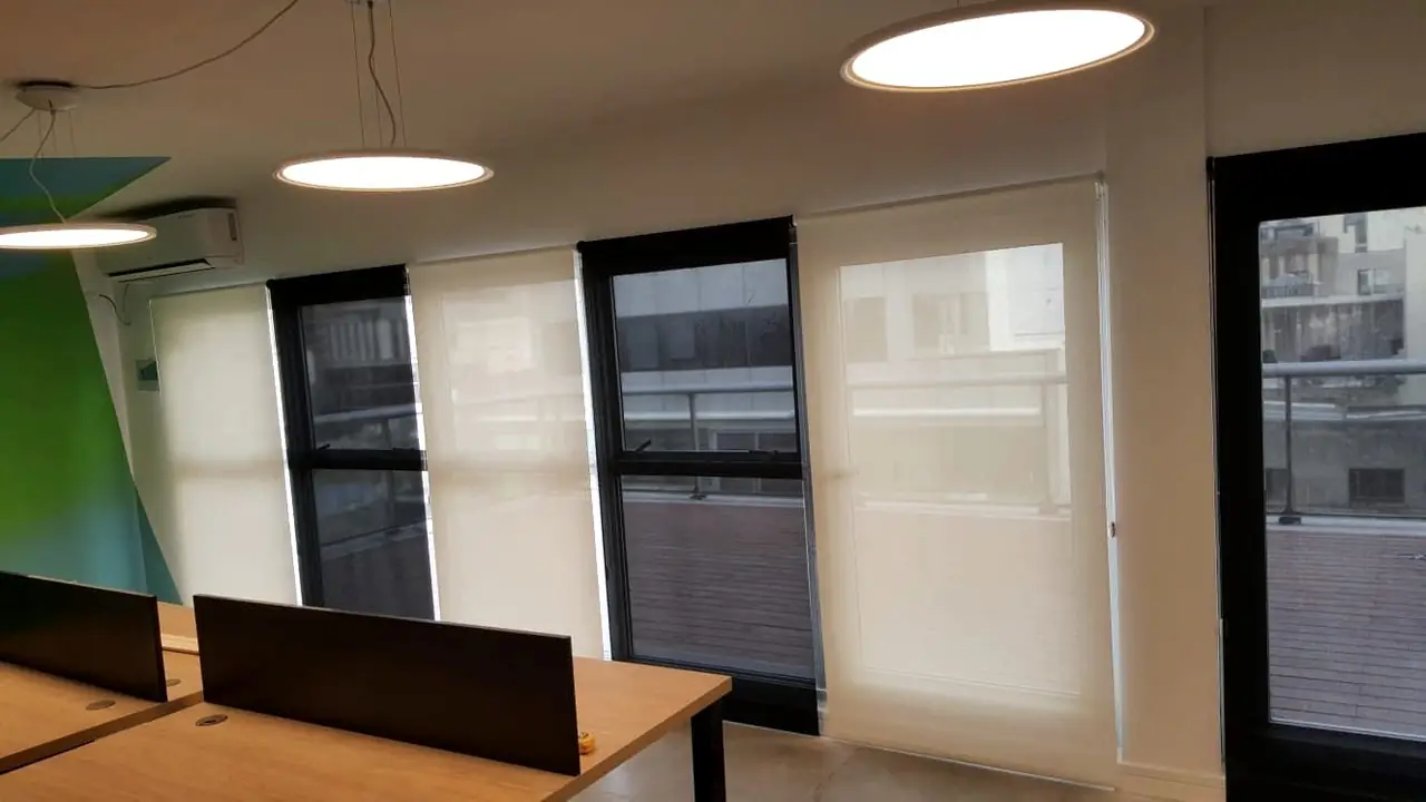 Cortinas roller screen en las ventanas de una oficina