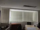 Venecianas de aluminio en las ventanas de una oficina